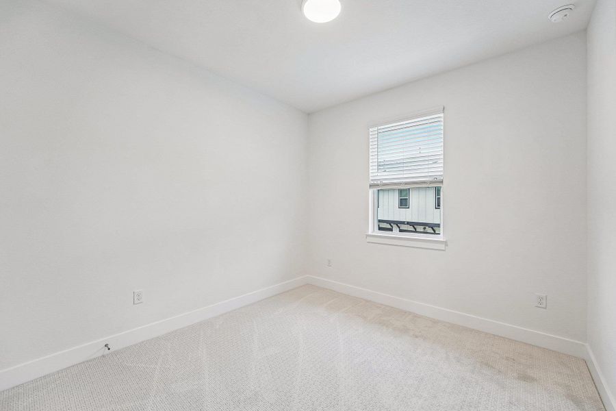 There are 2 secondary bedroomson the upper level. There are 2 secondary bedroomson the upper level.