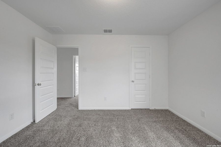 Spacious, unfurnished interior of a new home in Mesquite Ridge, San Antonio (Image 14).