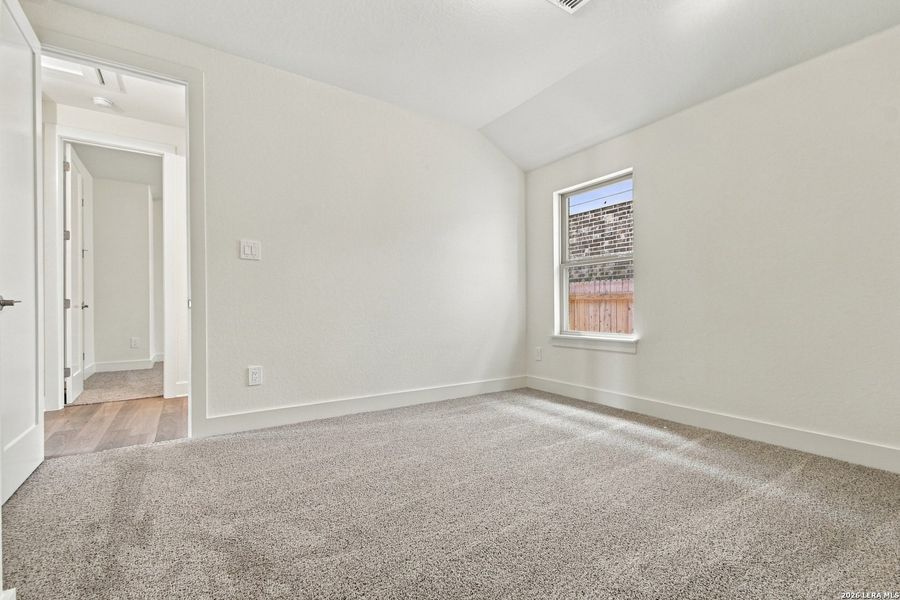 Spacious, unfurnished interior of a new home in Haby Hill 50s, San Antonio (Image 29).