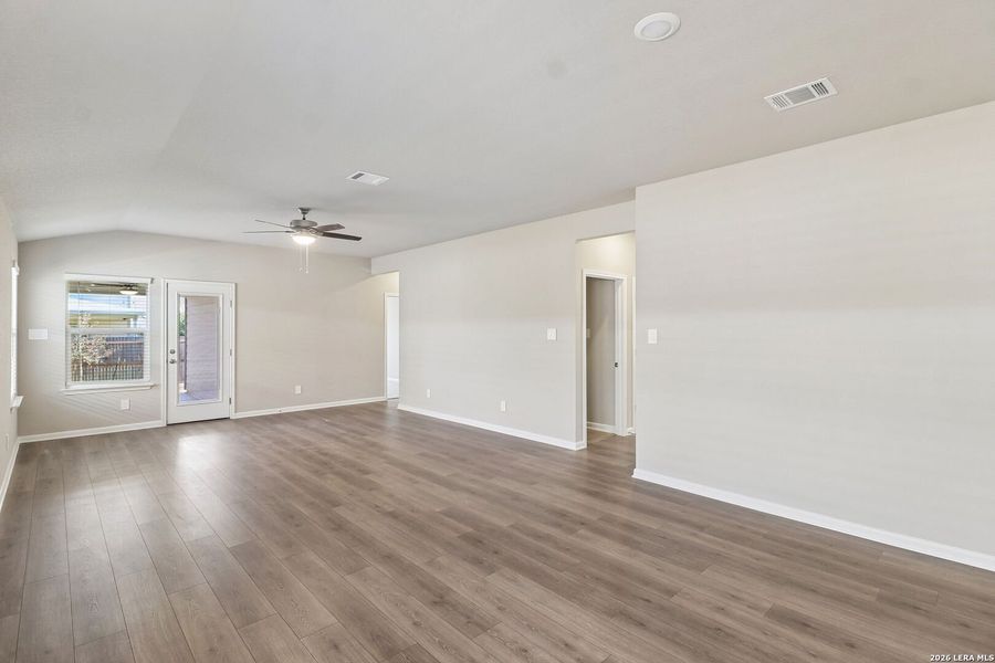 Spacious, unfurnished interior of a new home in Estancia Ranch - Premier Series, San Antonio (Image 32).