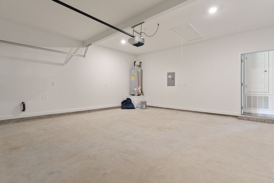 Spacious, unfurnished interior of a new home in Blossom Grove, Crestview (Image 25).