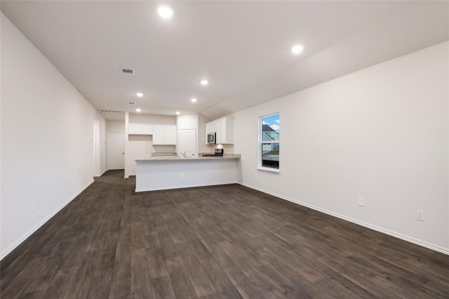 Spacious, unfurnished interior of a new home in Watermill, Uhland (Image 9).