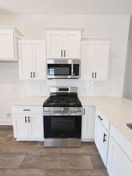 Furnished interior view inside a new home in Stonebrooke, Conroe (Image 3).