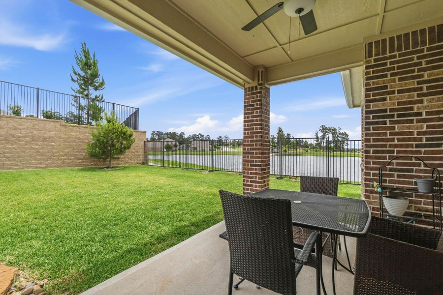 Exterior details and patio area of a home in Wedgewood Forest, Conroe (Image 20).