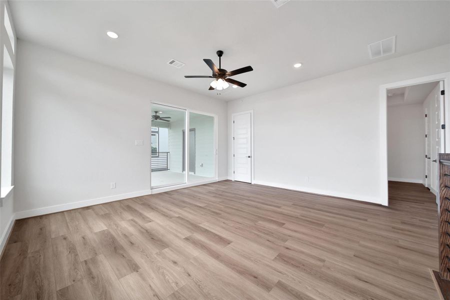 Spacious, unfurnished interior of a new home in Lago Pointe, Seabrook (Image 21).