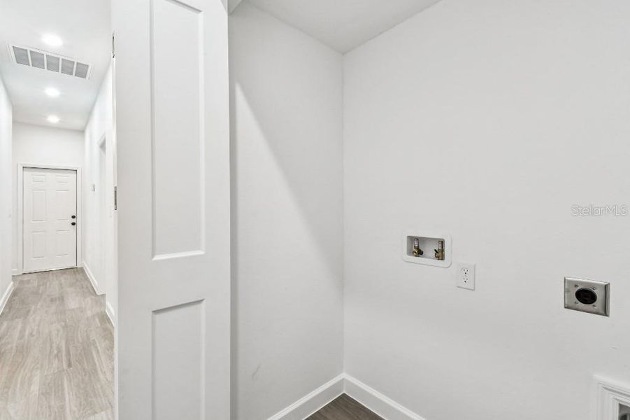 Spacious, unfurnished interior of a new home in , Lutz (Image 8).