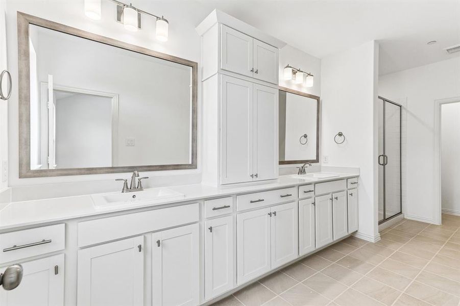 Plenty of space for two in this wonderful owner's bath. Plenty of space for two in this wonderful owner's bath.