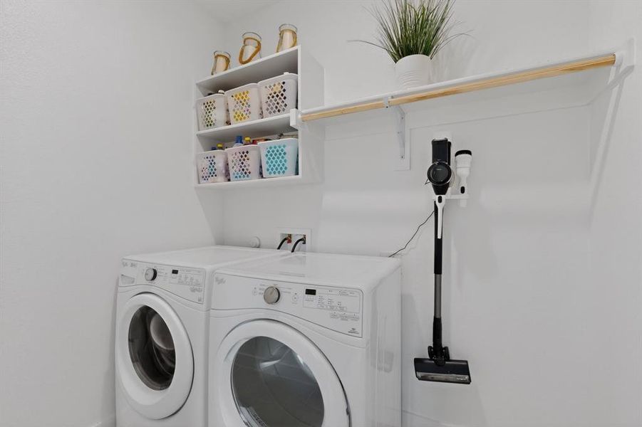 Close-up of interior finishes inside a home in Oakmont Park, Red Oak (Image 20).