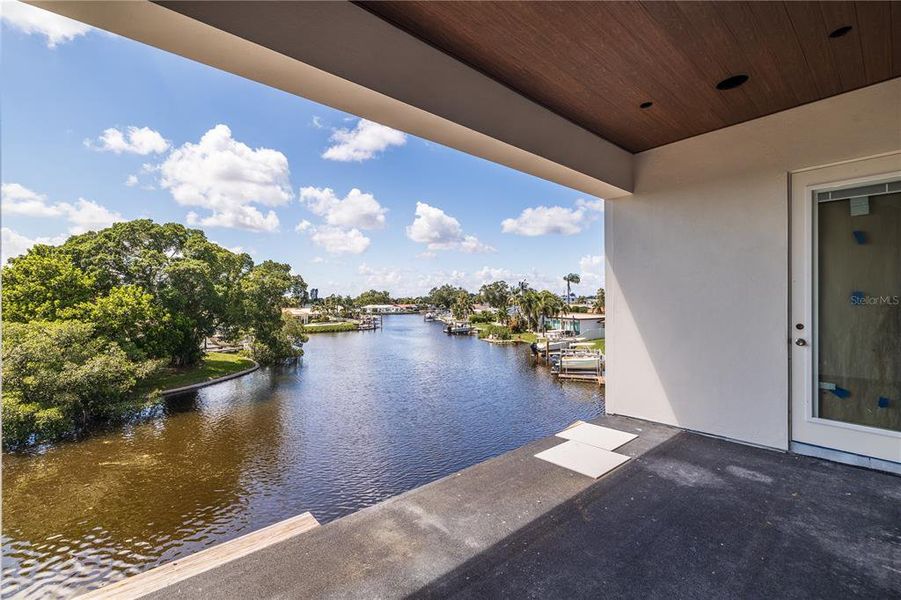 Exterior details and patio area of a home in , St. Petersburg (Image 6).
