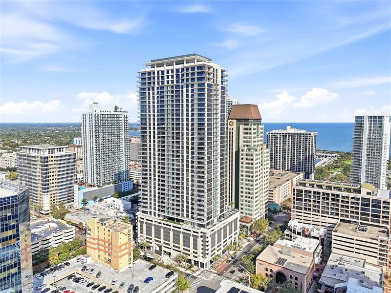 Condo located in St. Petersburg, FL showcasing its design and architecture (Image 41).