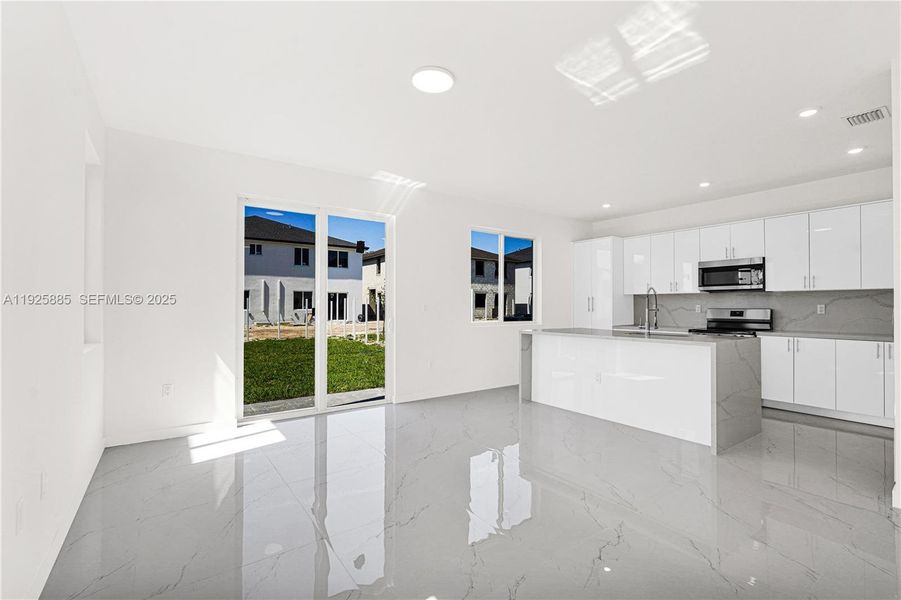 Spacious, unfurnished interior of a new home in , Miami (Image 17).