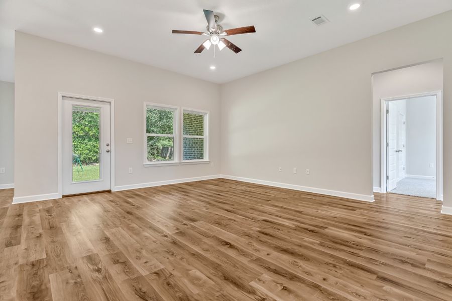 Spacious, unfurnished interior of a new home in Oak Hollow, Crestview (Image 21).