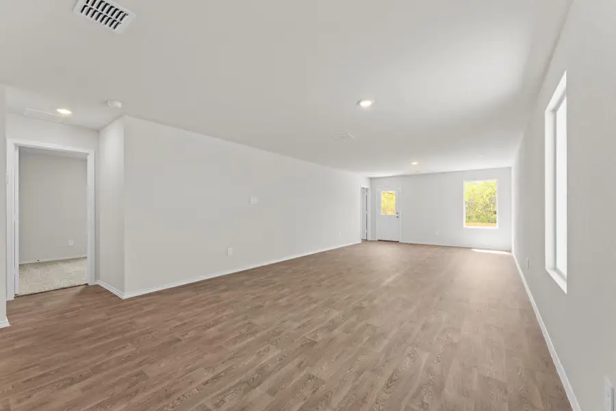 Spacious, unfurnished interior of a new home in Ladera, Luling (Image 14).