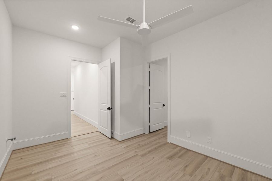 Spacious, unfurnished interior of a new home in The Park and The Reserve, Fulshear (Image 37).