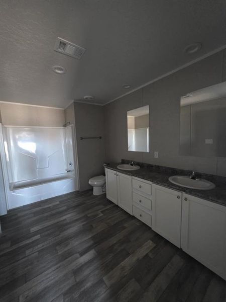 Spacious, unfurnished interior of a new home in , Kaufman (Image 9).