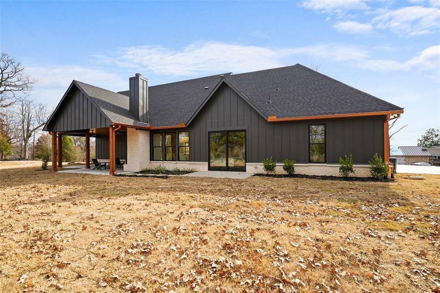 Exterior details and patio area of a home in , Malakoff (Image 4).