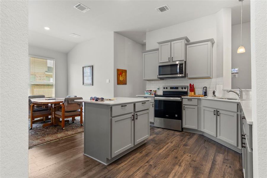 Furnished interior view inside a new home in Saddle Creek, Waco (Image 34).