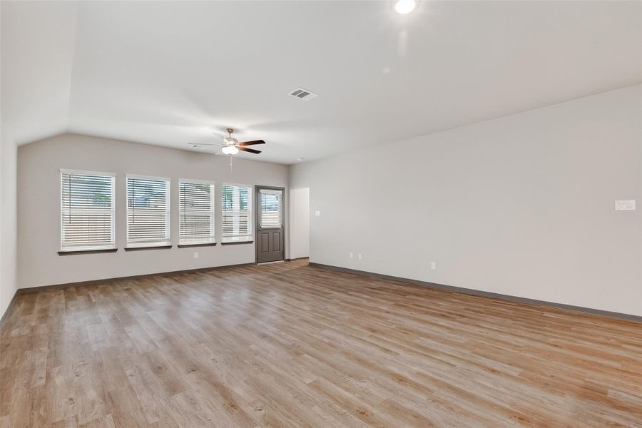 Spacious, unfurnished interior of a new home in Rollingbrook Estates, Baytown (Image 32).