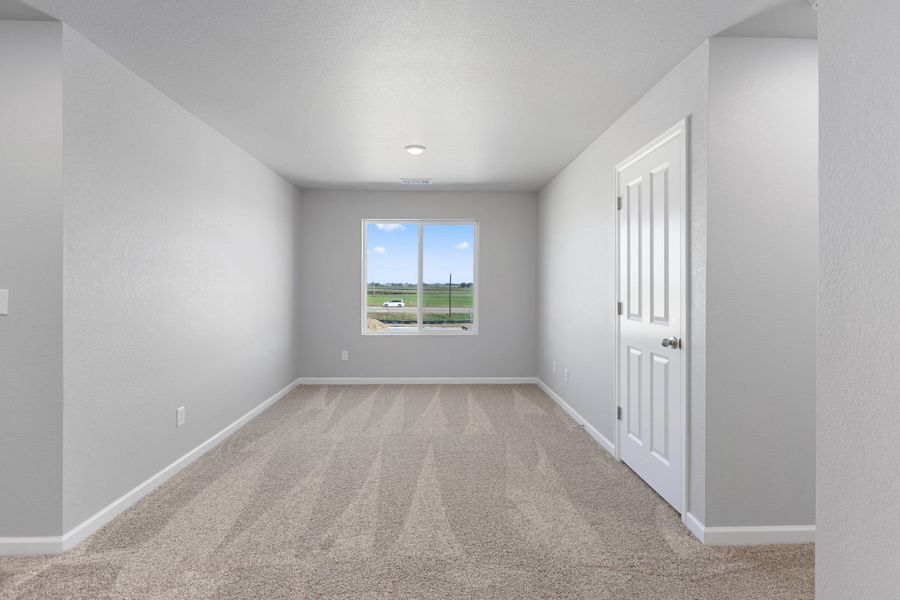 Spacious, unfurnished interior of a new home in Spring Valley, Longmont (Image 15).