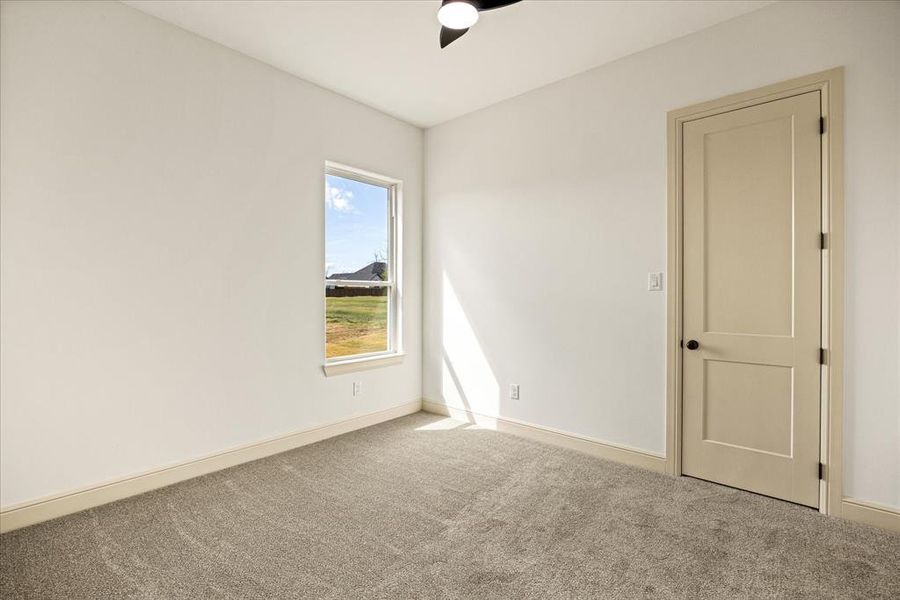Spacious, unfurnished interior of a new home in Pecan Plantation, Granbury (Image 34).