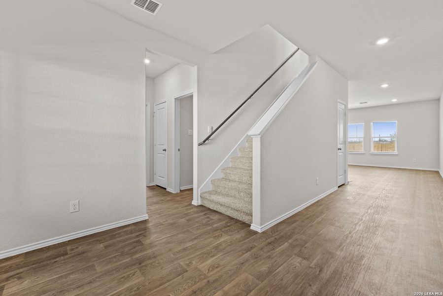 Spacious, unfurnished interior of a new home in Stonehill, San Antonio (Image 28).