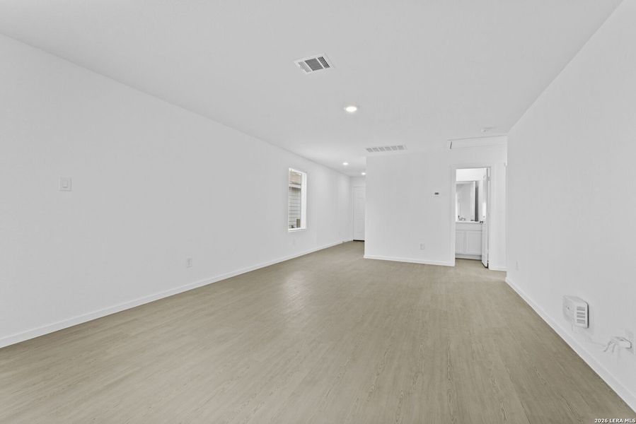 Spacious, unfurnished interior of a new home in Spring Grove, San Antonio (Image 17).