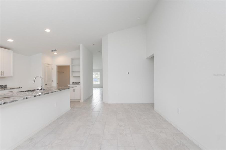 Spacious, unfurnished interior of a new home in , Winter Haven (Image 20).