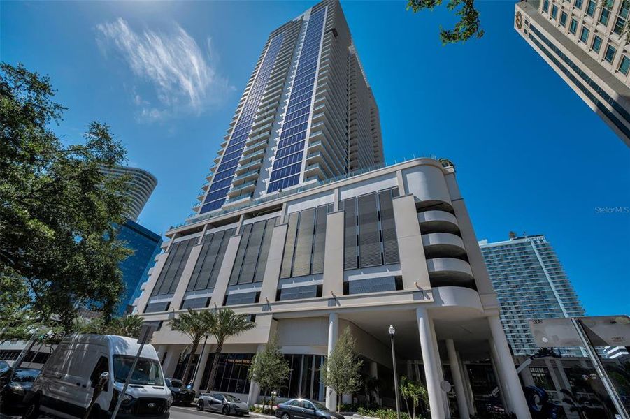 Condo located in St. Petersburg, FL showcasing its design and architecture (Image 26).