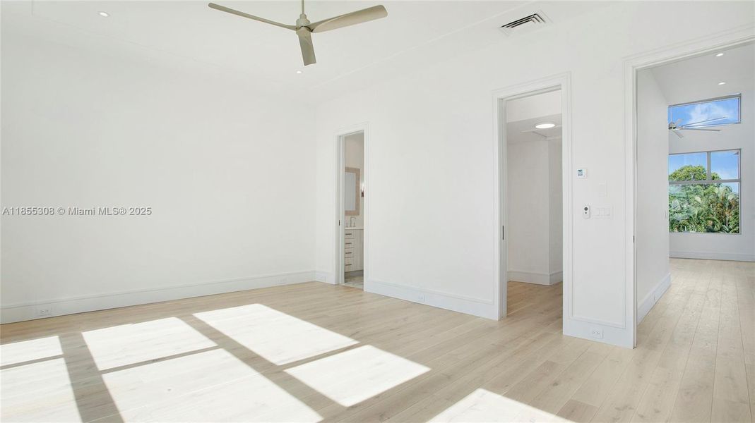 Spacious, unfurnished interior of a new home in , Naples (Image 22).
