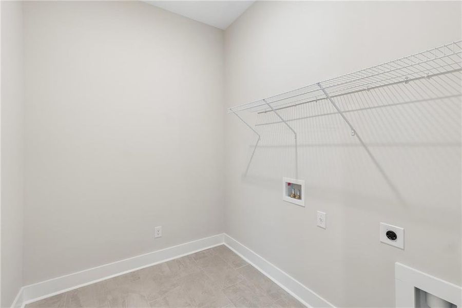 Spacious, unfurnished interior of a new home in Old Mill Preserve, Dallas (Image 9).