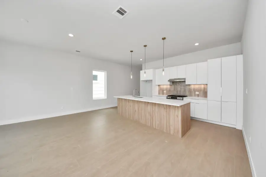 Furnished interior view inside a new home in Alicante, Houston (Image 8).