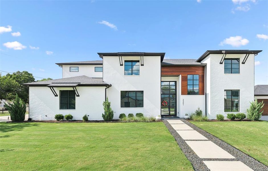 View of front of property featuring a front lawn