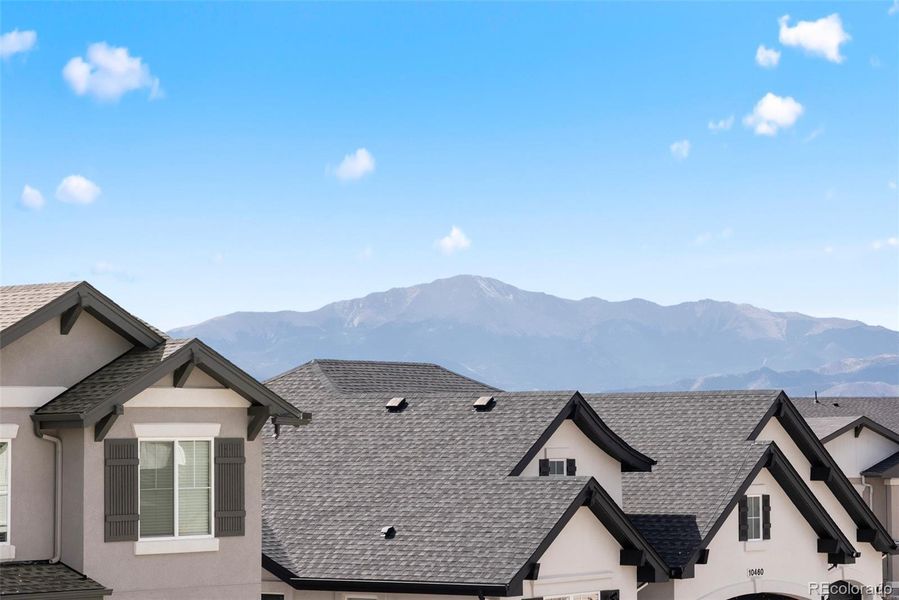 From the balcony, Pikes Peak greets you every day, always delighting with different light, clouds, colors... Magical.