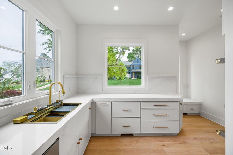 17 -2817 claremont rd, interior, sculler