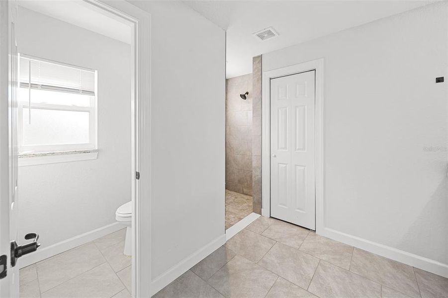 Spacious, unfurnished interior of a new home in , Bushnell (Image 30).