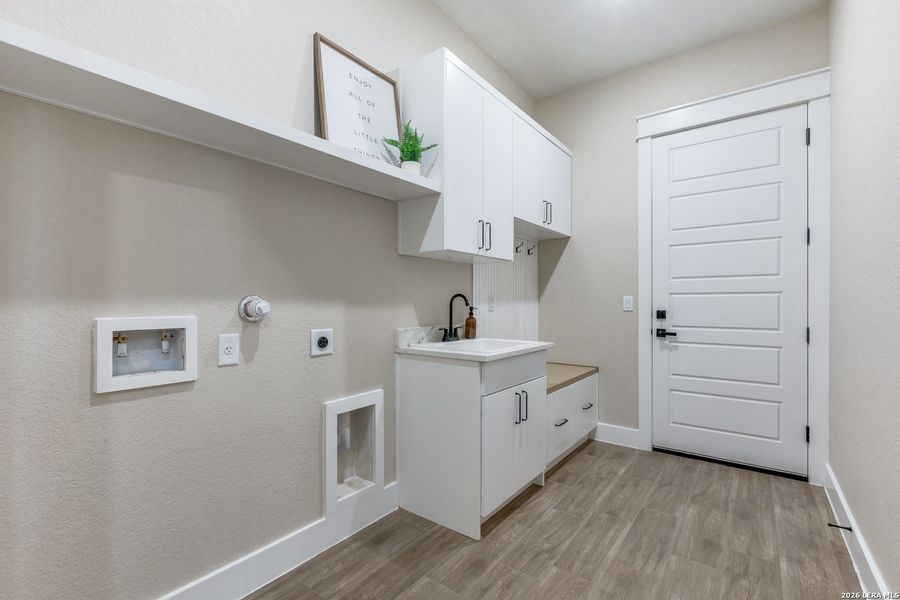 Furnished interior view inside a new home in , La Vernia (Image 33). Furnished interior view inside a new home in , La Vernia (Image 33).