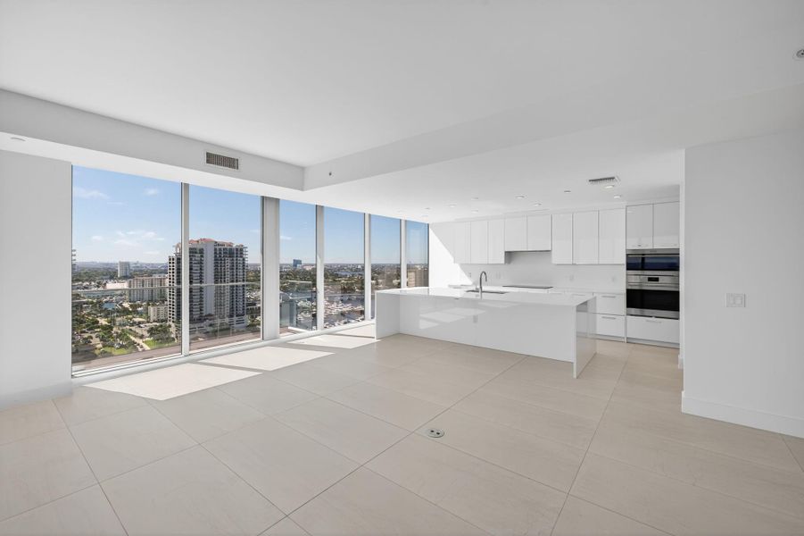 Spacious, unfurnished interior of a new home in , Fort Lauderdale (Image 17).