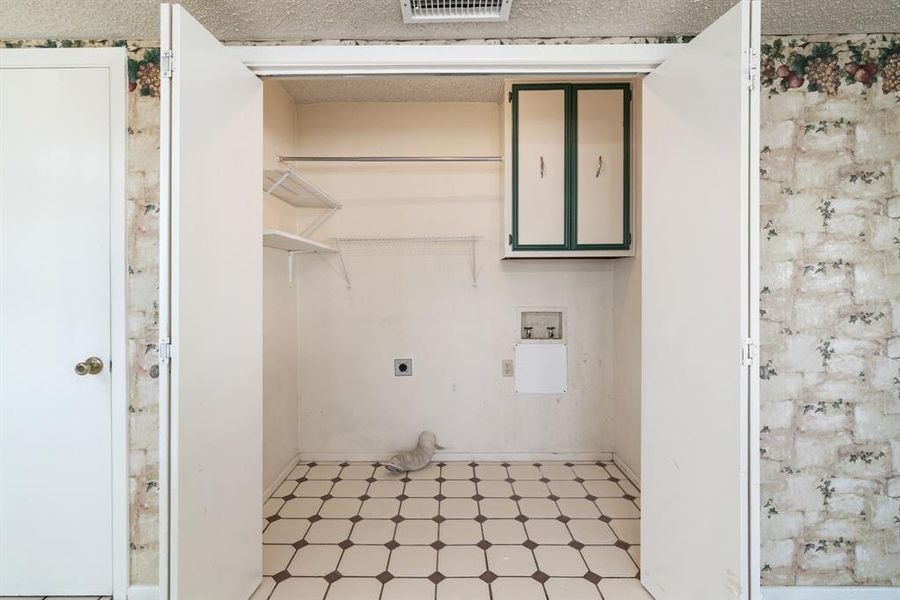 Exterior details and patio area of a home in , Paris (Image 14).