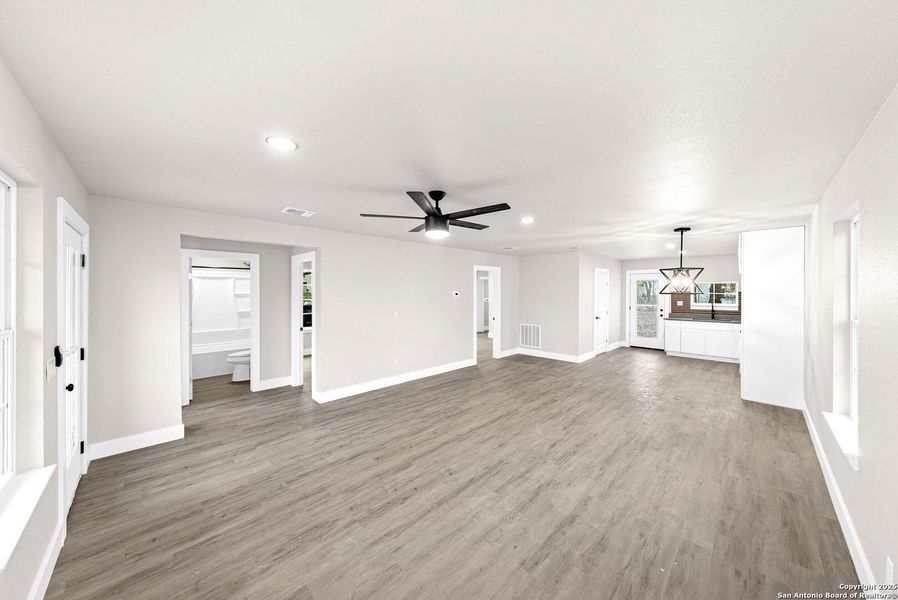 Spacious, unfurnished interior of a new home in , Seguin (Image 19).