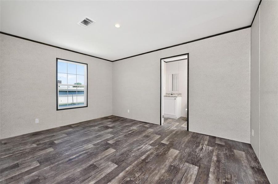 Spacious, unfurnished interior of a new home in , Port Charlotte (Image 14).