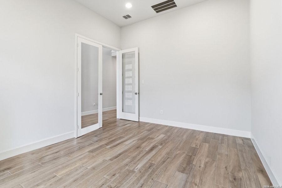 Spacious, unfurnished interior of a new home in Kinder Ranch, San Antonio (Image 27).