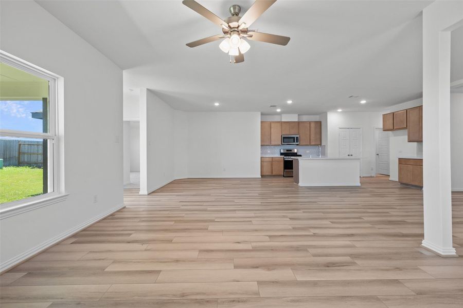 Spacious, unfurnished interior of a new home in Oakwood Estates, Waller (Image 17).