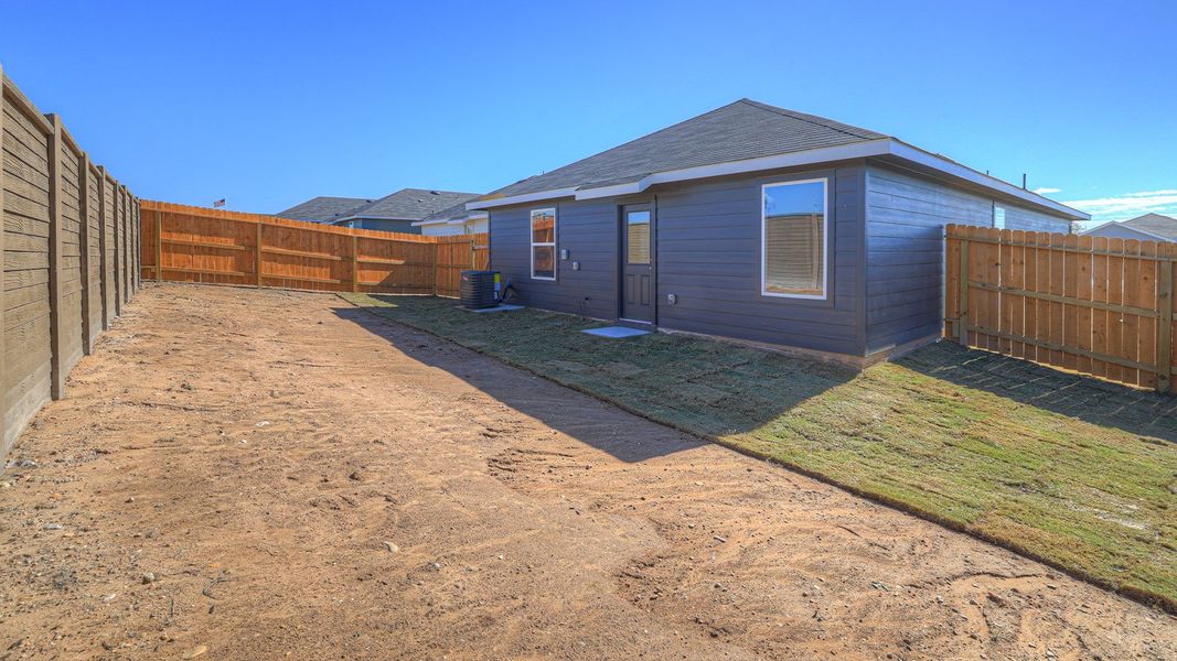 Exterior details and patio area of a home in Ladera, Luling (Image 4).