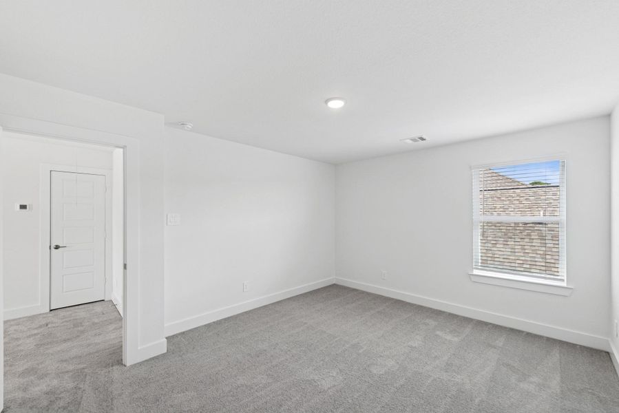 Spacious, unfurnished interior of a new home in Sorella, Tomball (Image 7).