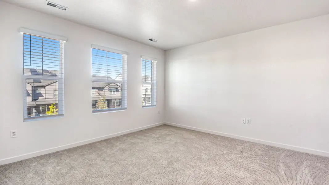 Spacious, unfurnished interior of a new home in Horizon Uptown, Aurora (Image 13).