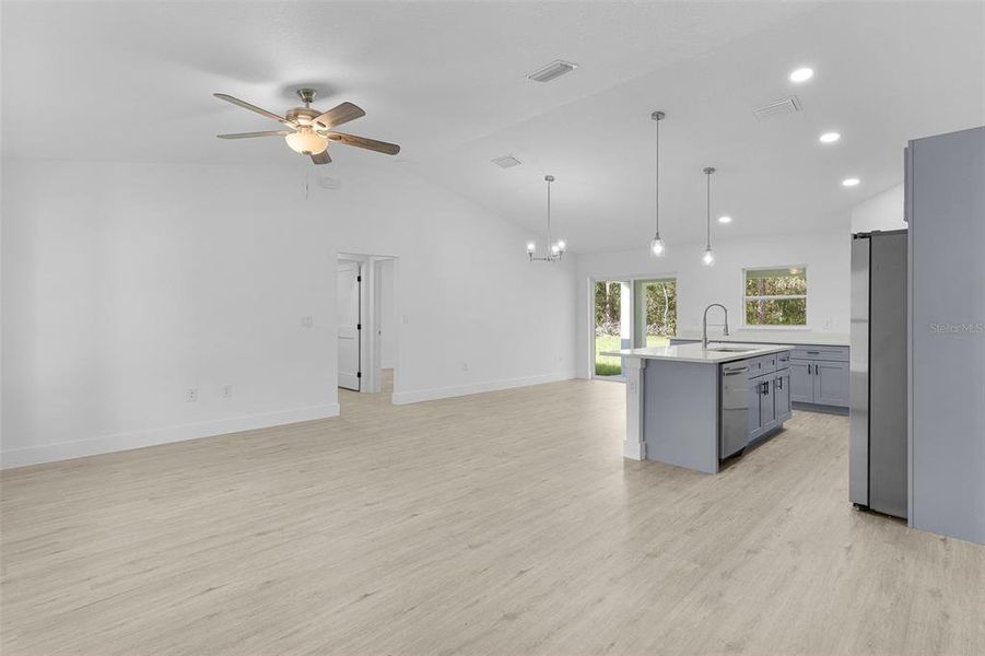 Spacious, unfurnished interior of a new home in , Citrus Springs (Image 18).