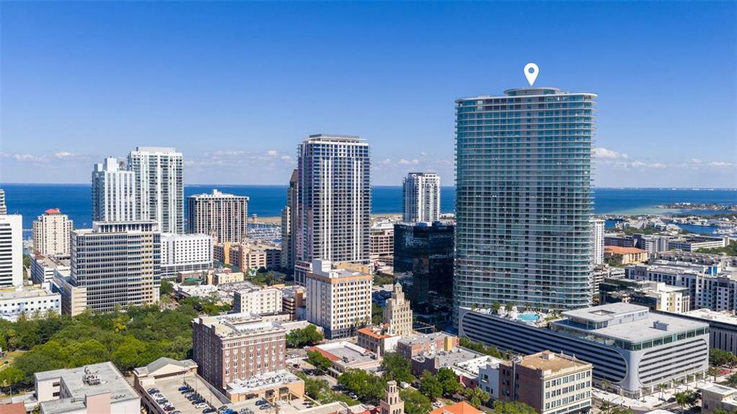 Condo located in St. Petersburg, FL showcasing its design and architecture (Image 57).
