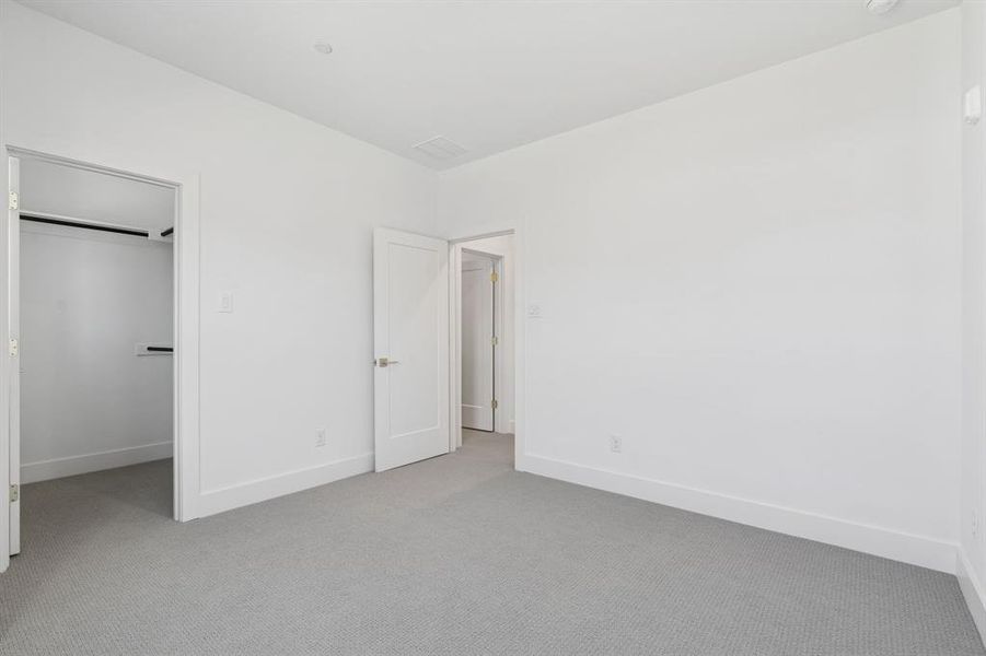 Secondary bedroom.