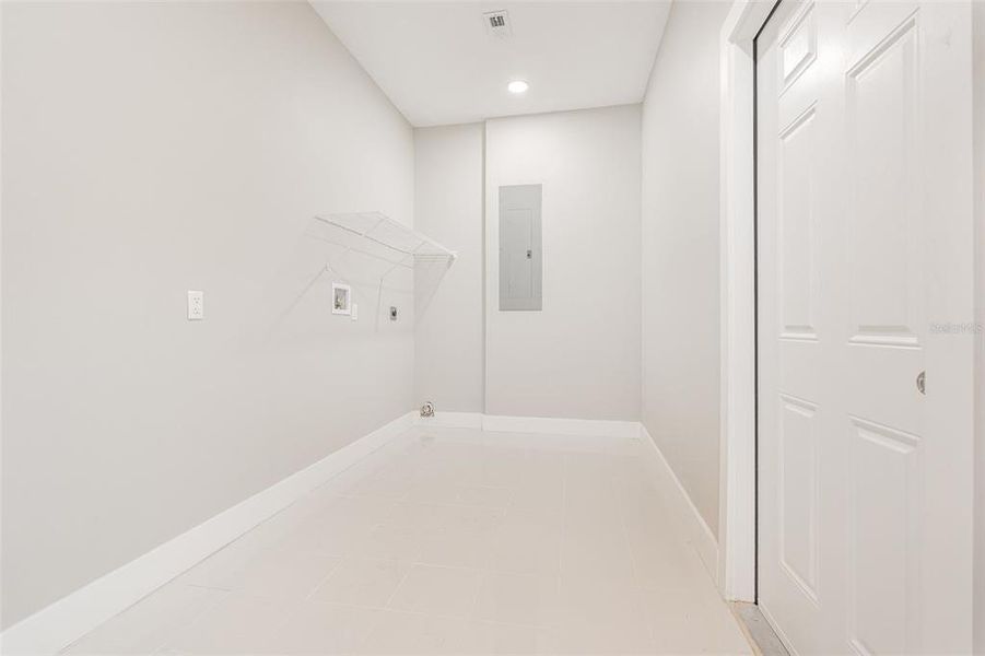 Spacious, unfurnished interior of a new home in , Palm Bay (Image 25).