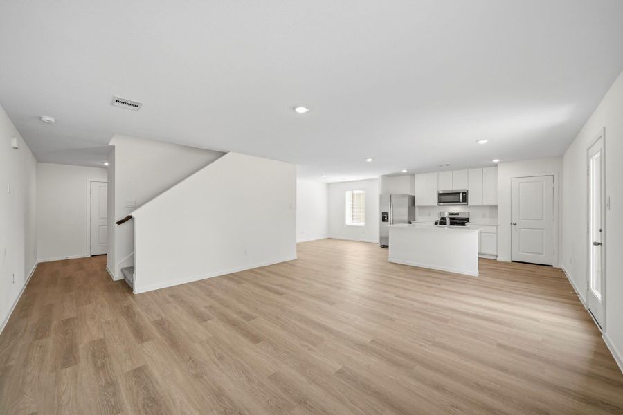 Spacious, unfurnished interior of a new home in , China (Image 33).
